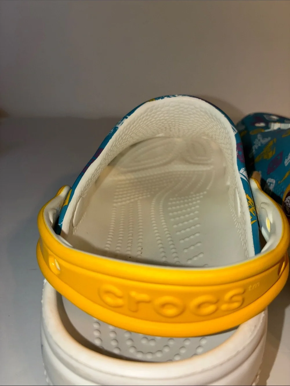 Disney World Cinderella Castle Crocs, Size Women’s 8 / Men’s 6 - Picture 9 of 12